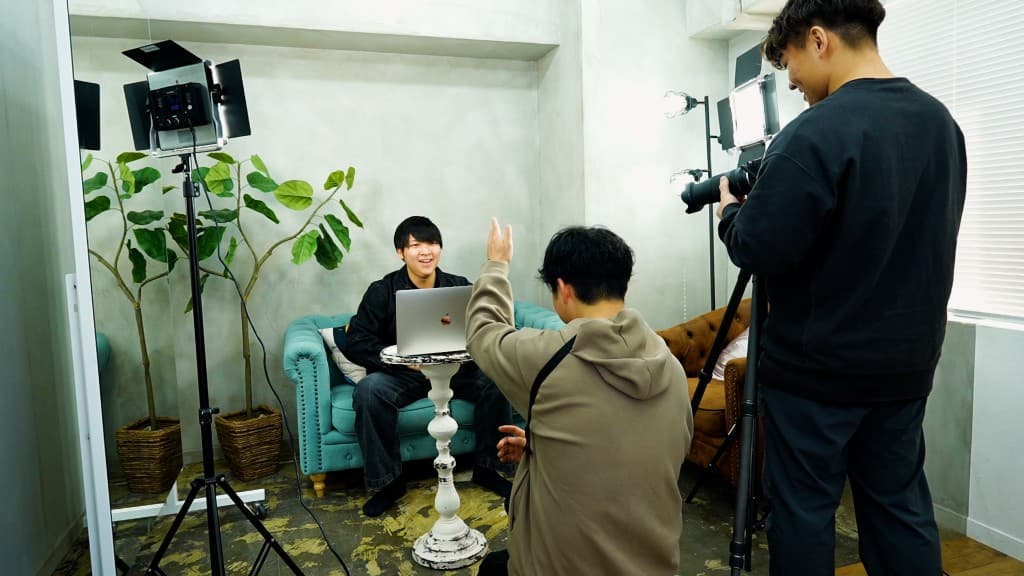 シネマカメラとゴールデンボケが溶け合うアーティスティックなビジュアル